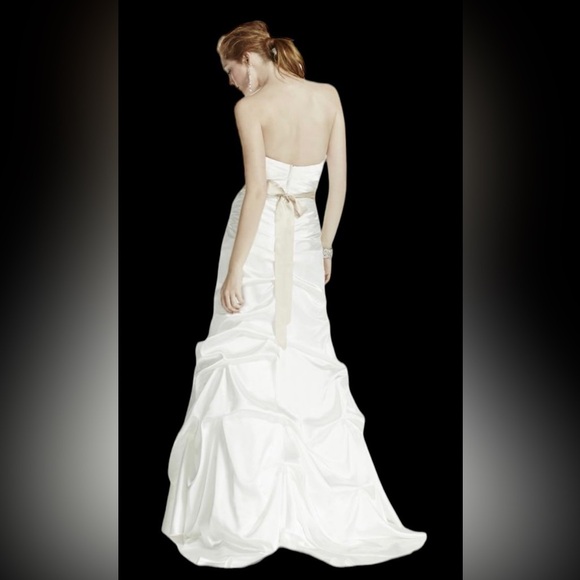 David's Bridal Ruched Strapless Wedding Dress Beadwork Accent White‎ Size 2 NEW - Picture 2 of 10